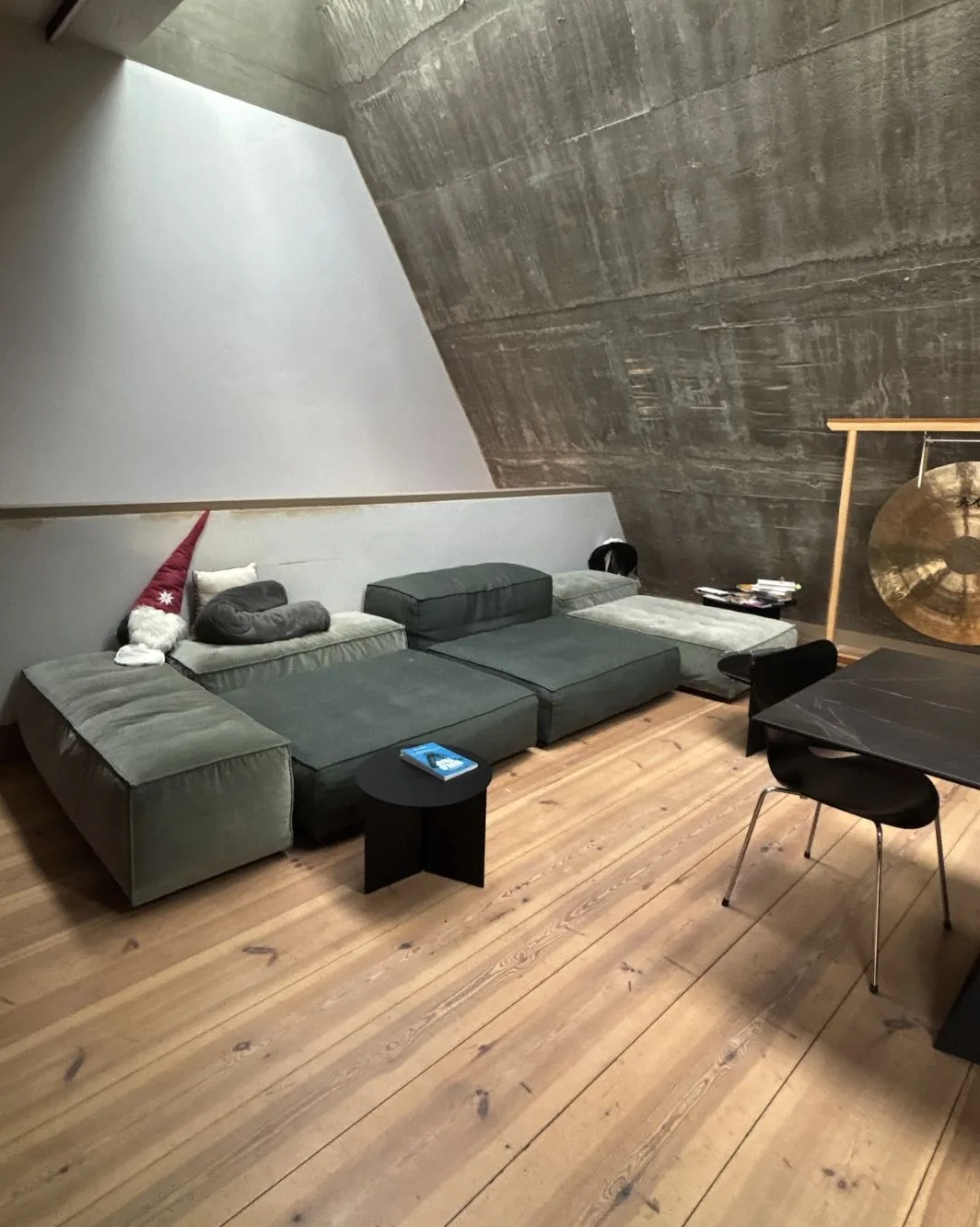 Lounge unter dem Dachstuhl