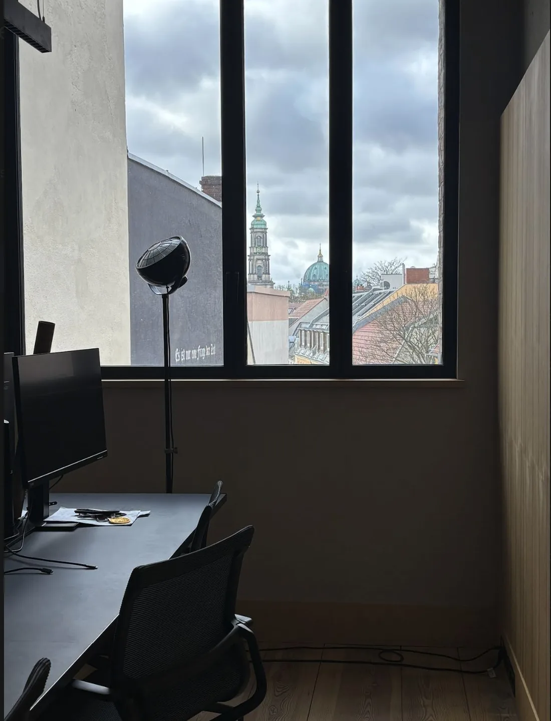 Arbeitsplatz mit Blick über die Dächer