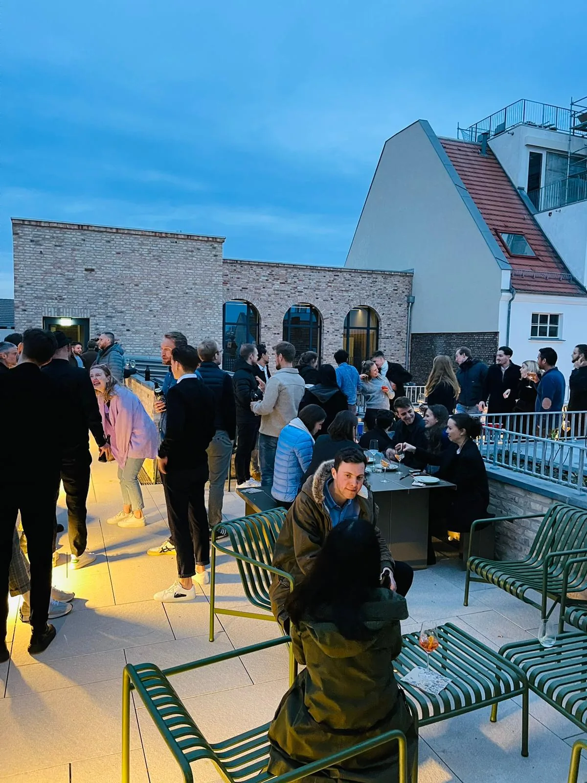 Dachterrasse mit Gästen am Abend