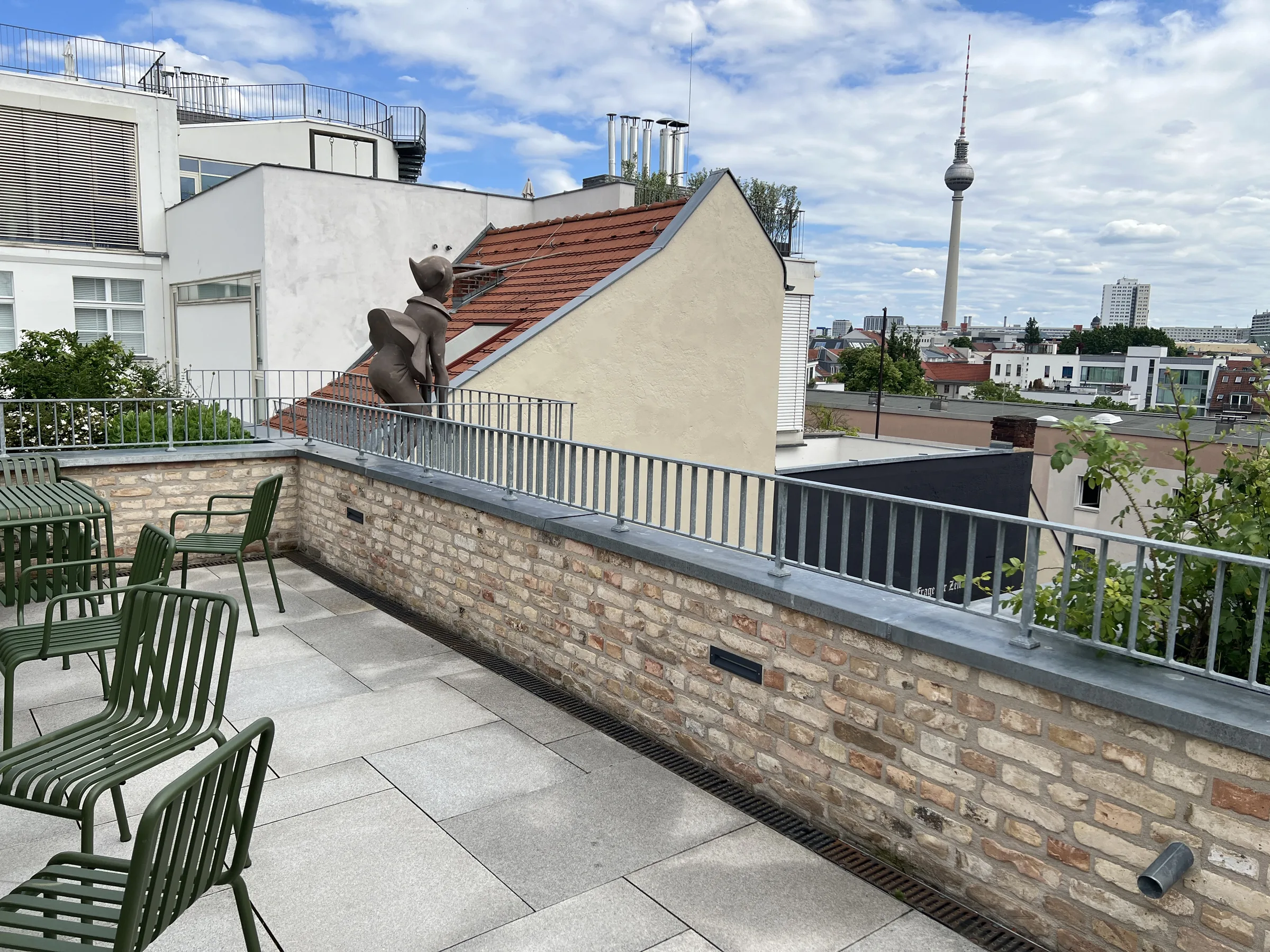 Dachterrasse mit Blick auf den Fernsehturm