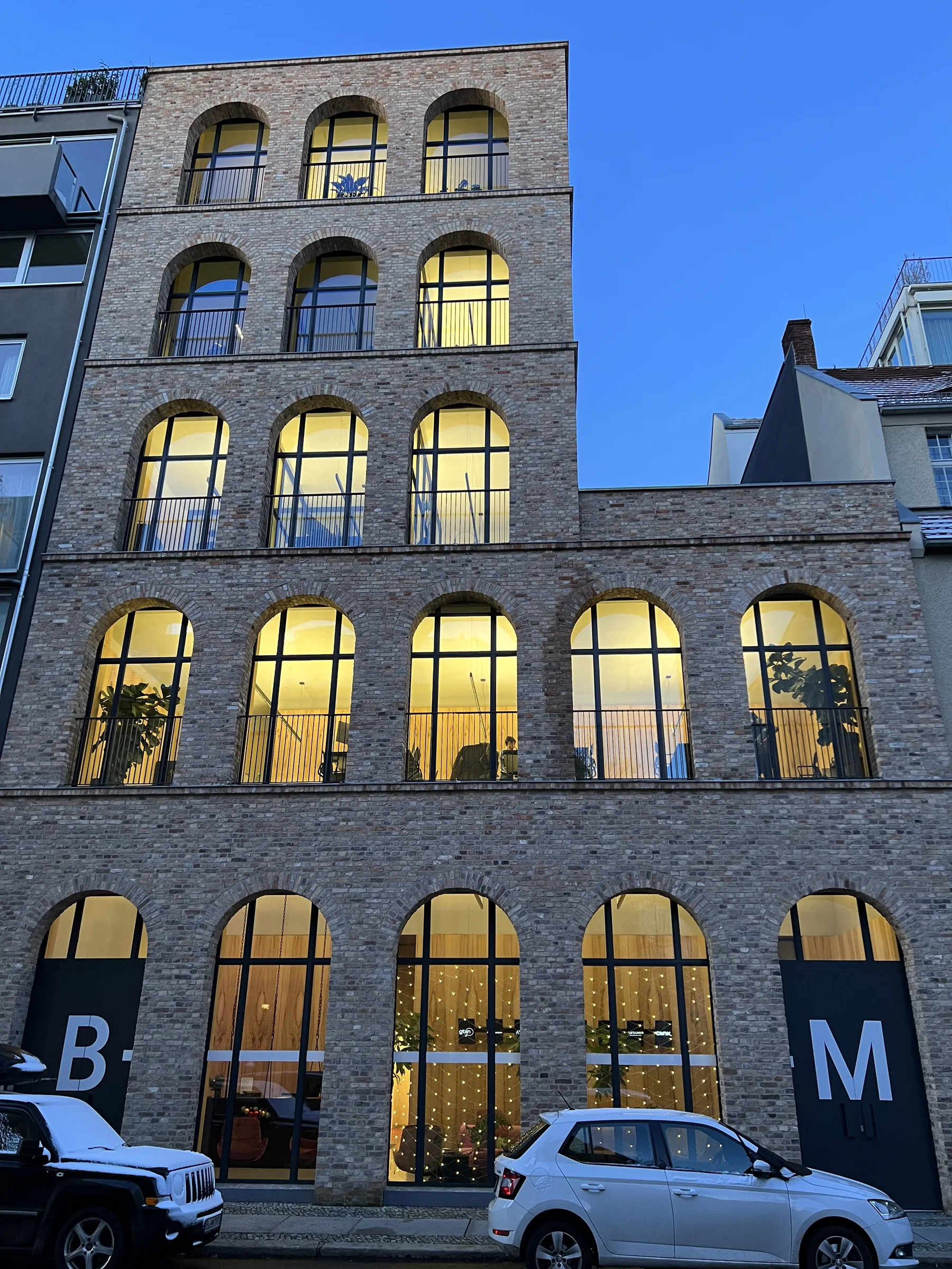 Außenansicht Linienstraße 86 / Torstraße 146 in der Abenddämmerung
