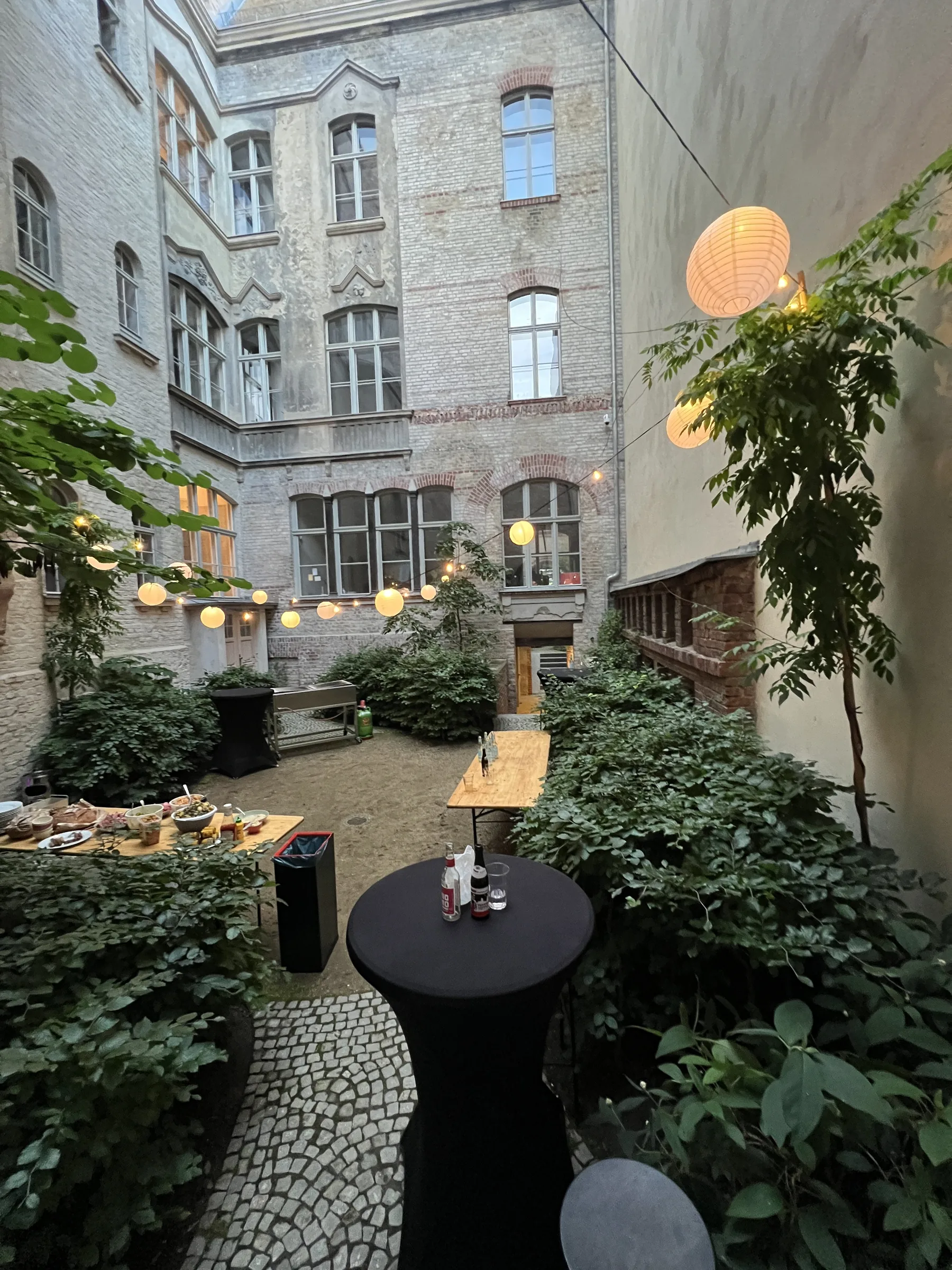 Innenhof am Abend mit Laternen