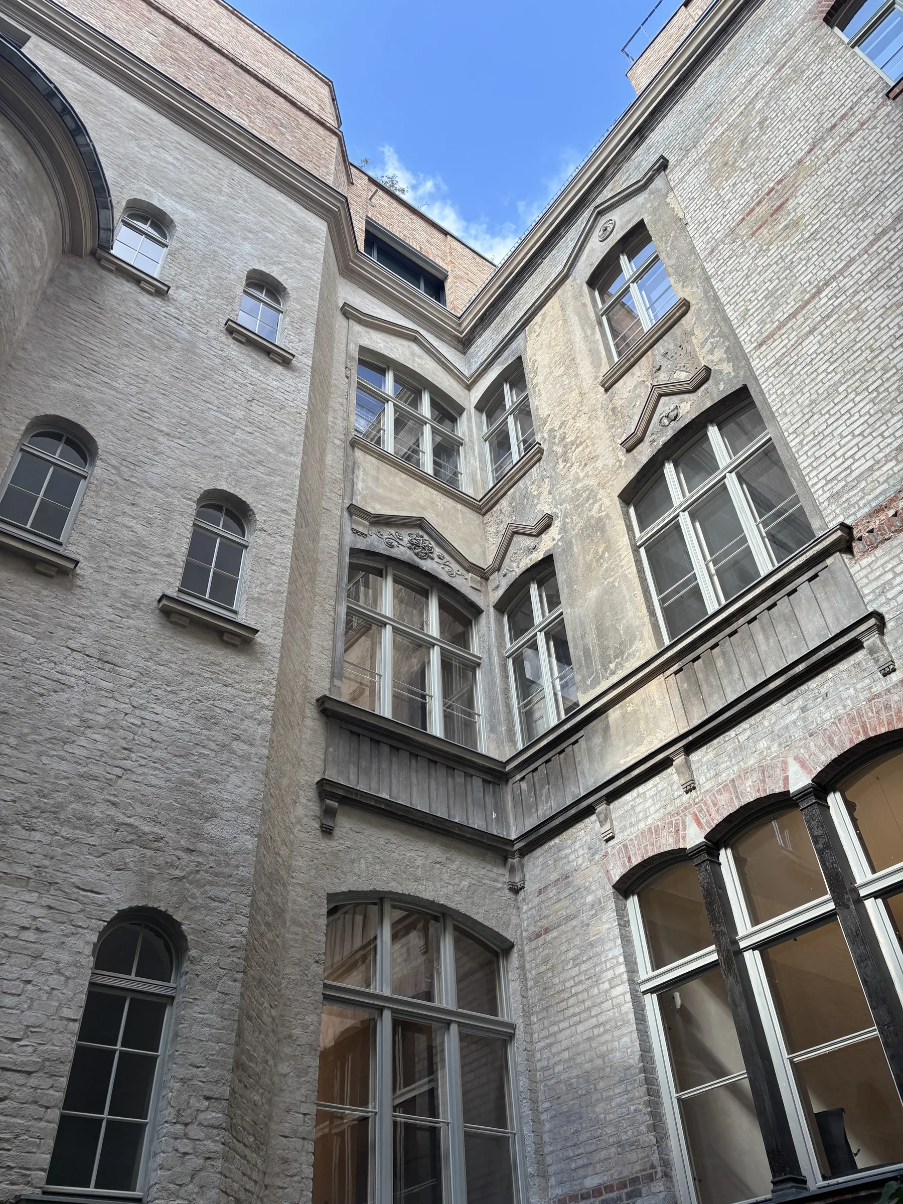 Fassade Innenhof mit Stuckdetails