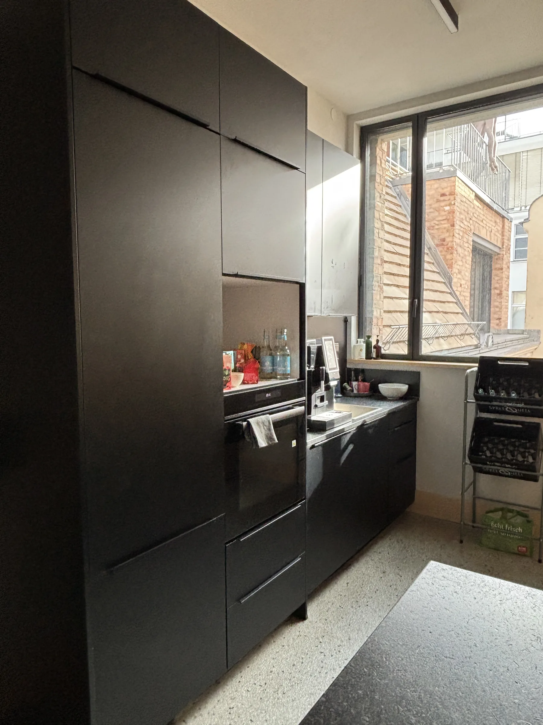 Küche mit Fenster zum Innenhof