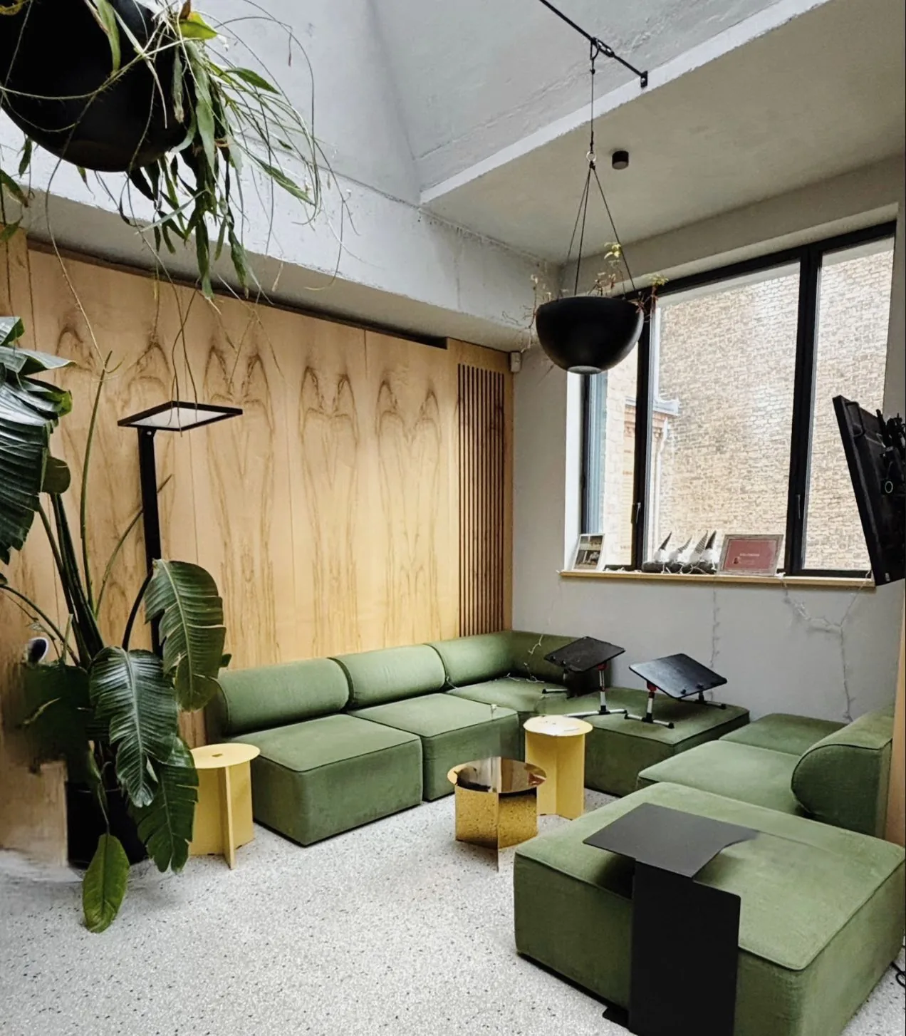 Community Space mit grüner Lounge — Co-Working-Arbeitsplätze